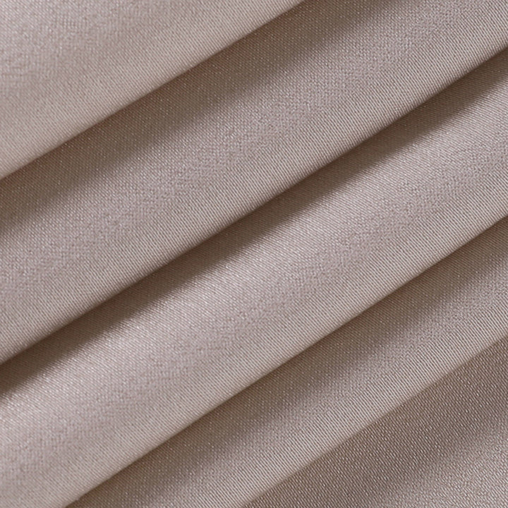 Robe femme Cléa, coupe midi chic et fluide, pour une élégance polyvalente.