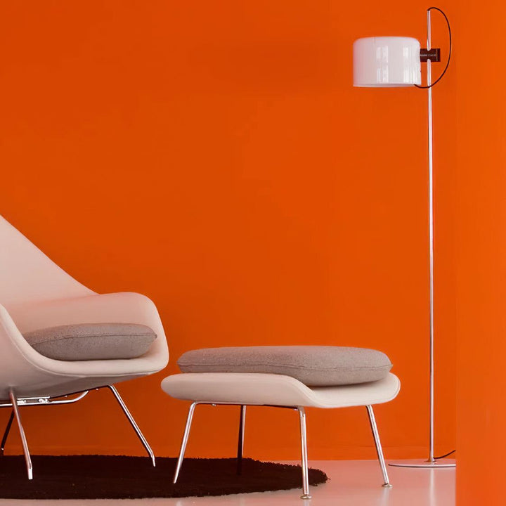 Lampe de bureau noire, réglable, style moderne, fournit un éclairage direct et efficace.