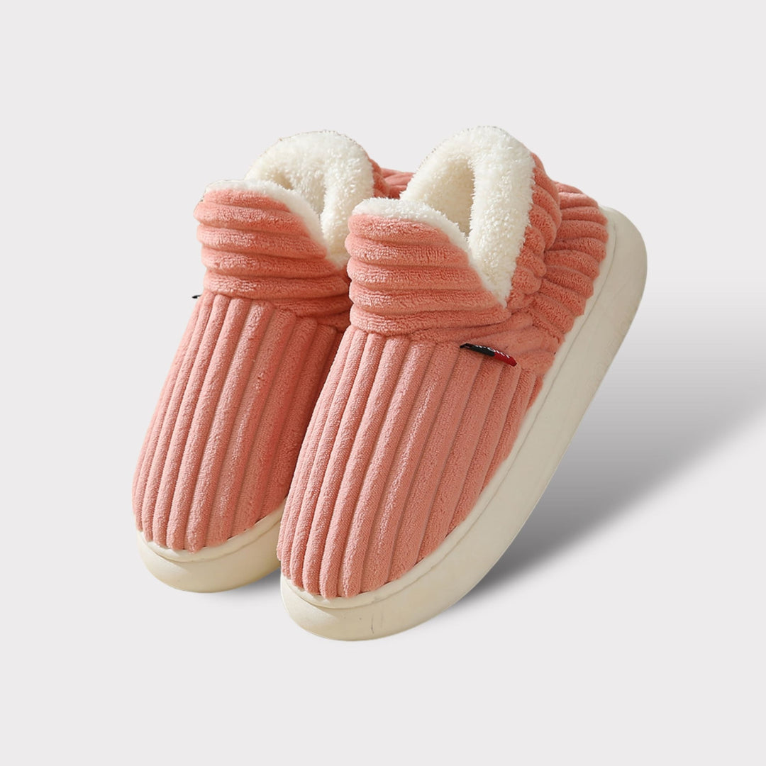 Paire de pantoufles unisexe ComfyCush, chaleur ultime et douceur pour vos pieds à la maison.