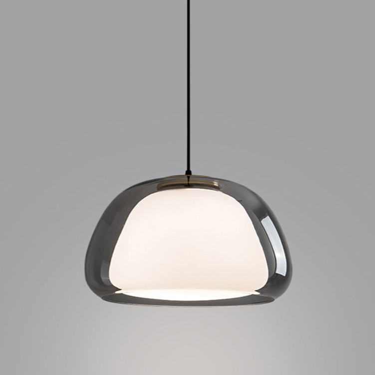 Lustre moderne verre, éclairage design pour salle à manger spacieuse.