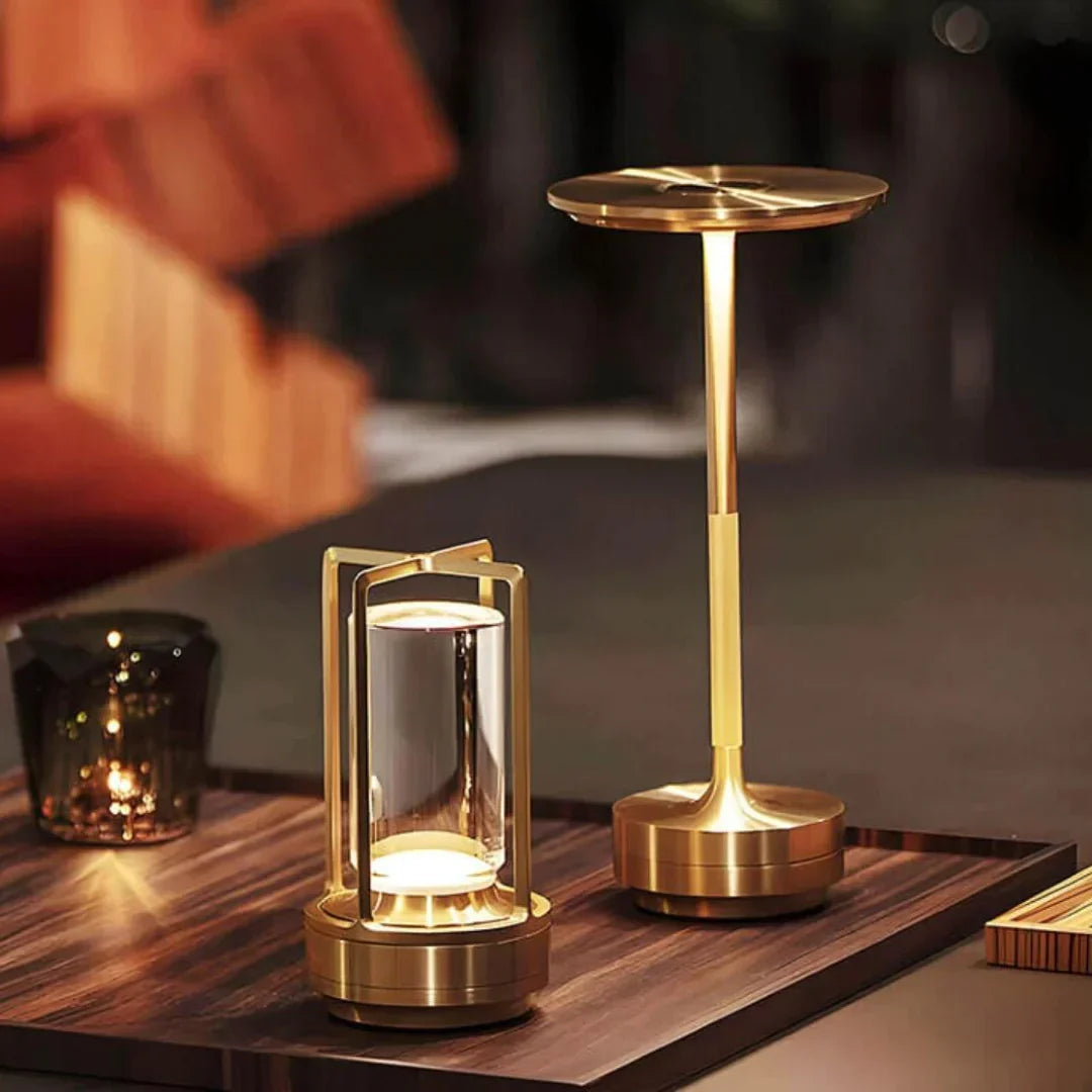 Luminosité réglable avec cette lampe de table LED dimmable, design moderne et élégant sans fil.