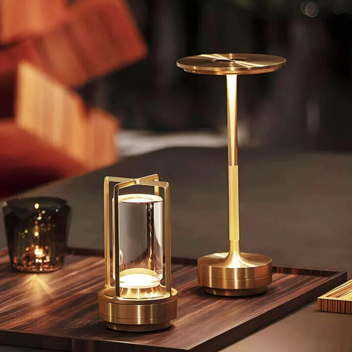 Luminosité réglable avec cette lampe de table LED dimmable, design moderne et élégant sans fil.