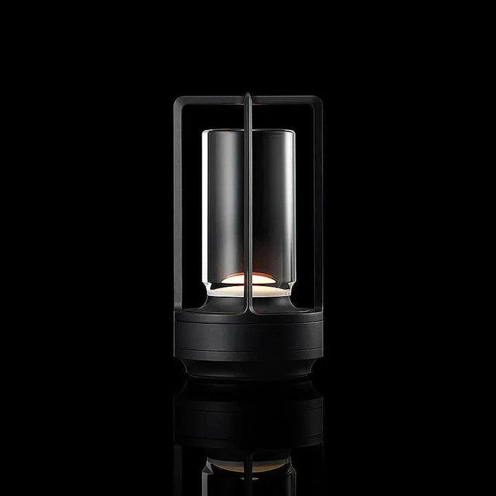 Lampe de table LED élégante, dimmable pour une lumière ambiante et une décoration moderne raffinée.
