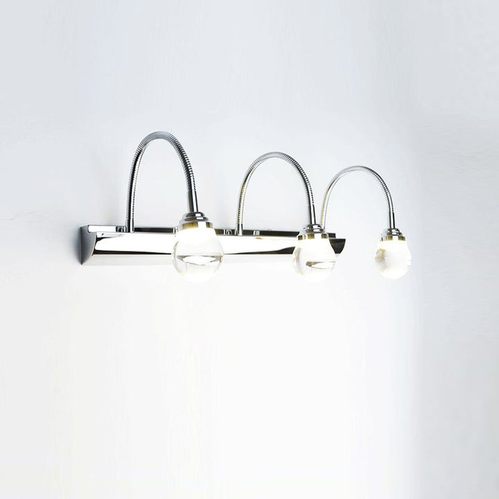 Luminaire mural LED Arcus, design courbé contemporain, diffuse une lumière chaude dans votre intérieur.
