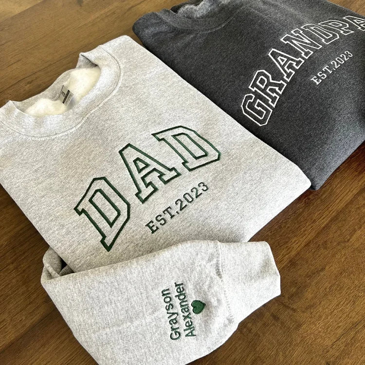 Vêtement personnalisé famille: sweatshirt unisexe brodé noms proches. Cadeau unique affectif.