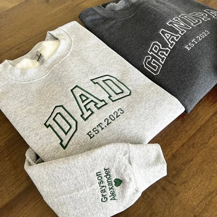 Vêtement personnalisé famille: sweatshirt unisexe brodé noms proches. Cadeau unique affectif.