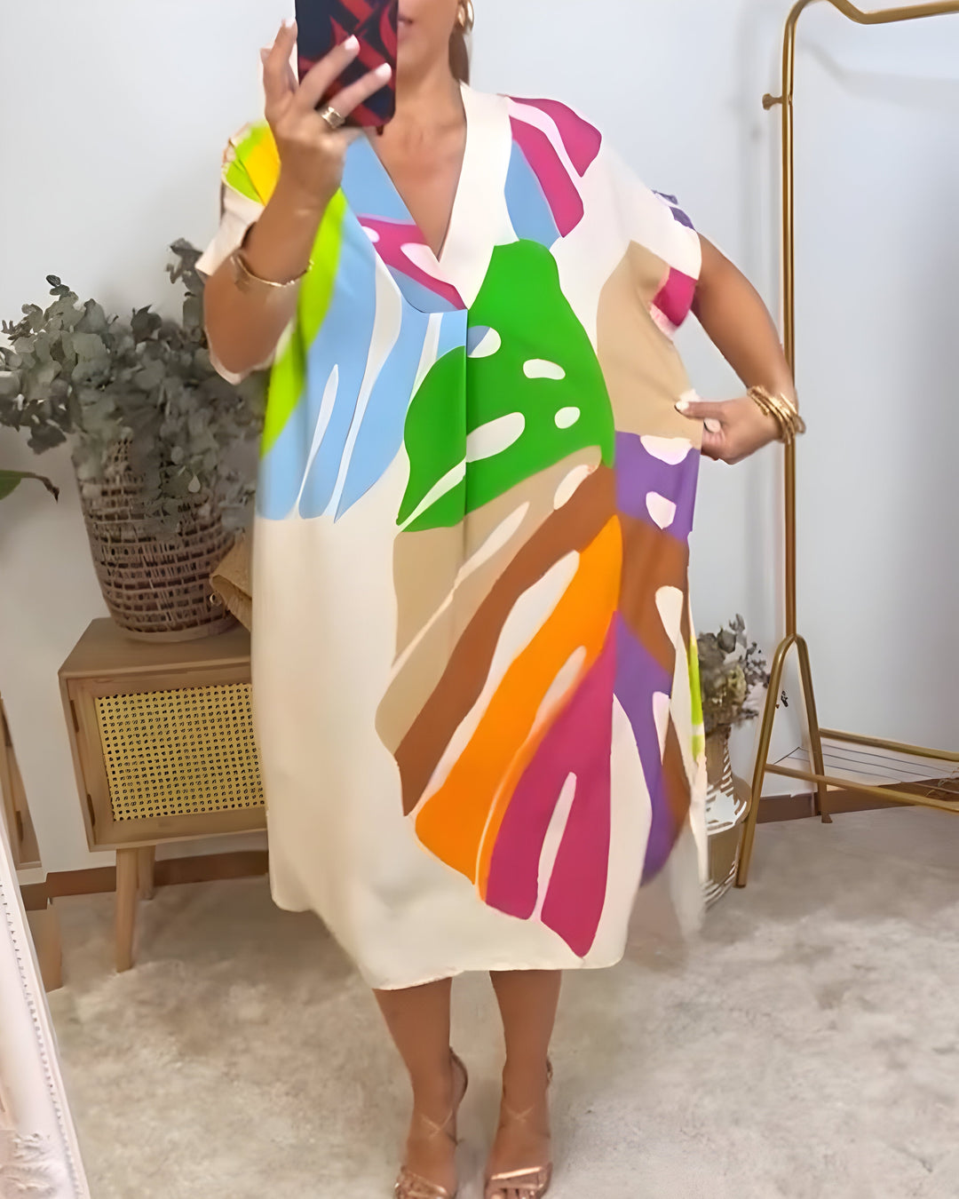 Robe ample femme col V, motifs feuillage exotique. Robe midi décontractée pour journées ensoleillées.