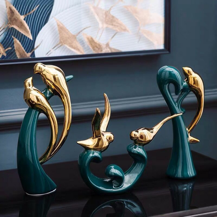 Figurine décorative en céramique de deux oiseaux amoureux, émeraude et or. Décoration de maison moderne.