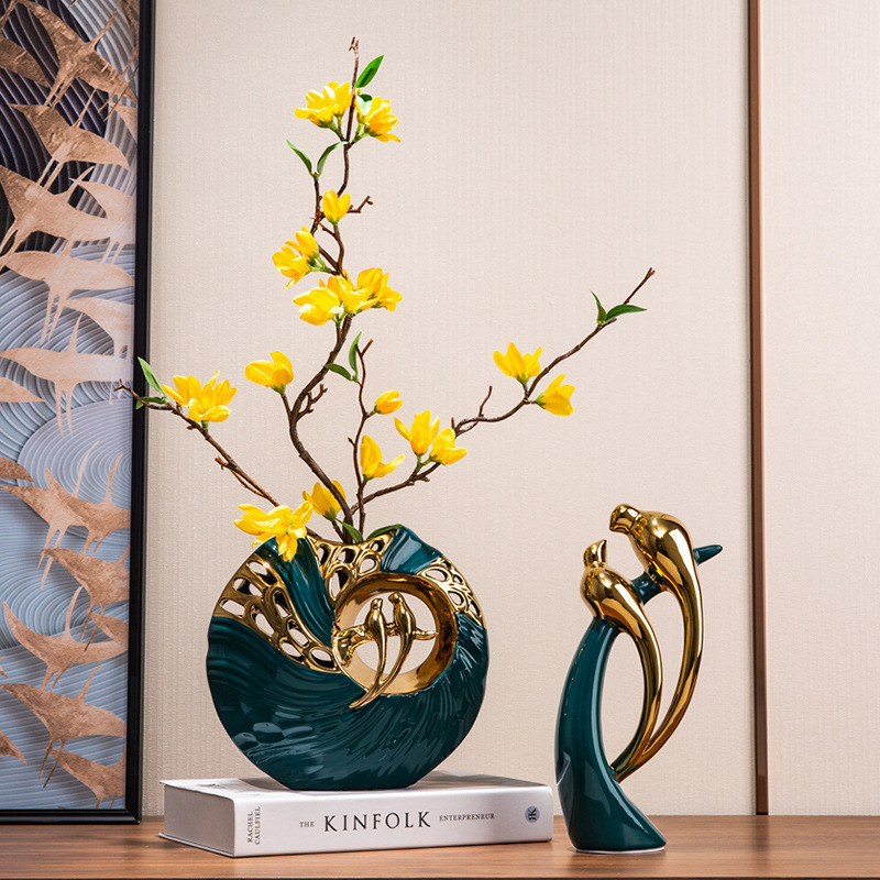 Élégante figurine d'oiseaux amoureux en céramique, design moderne vert émeraude et or. Objet de décoration maison.