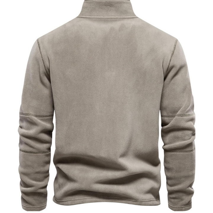 Mode homme hiver : pull zippé col montant, confortable et chic. Un vêtement polyvalent pour le quotidien.