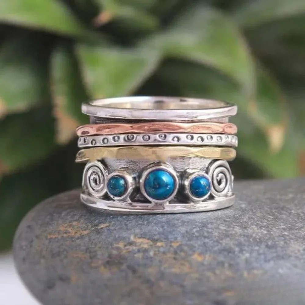 Bague de méditation bohème pour femmes avec saphir, bijou élégant en pierre précieuse.