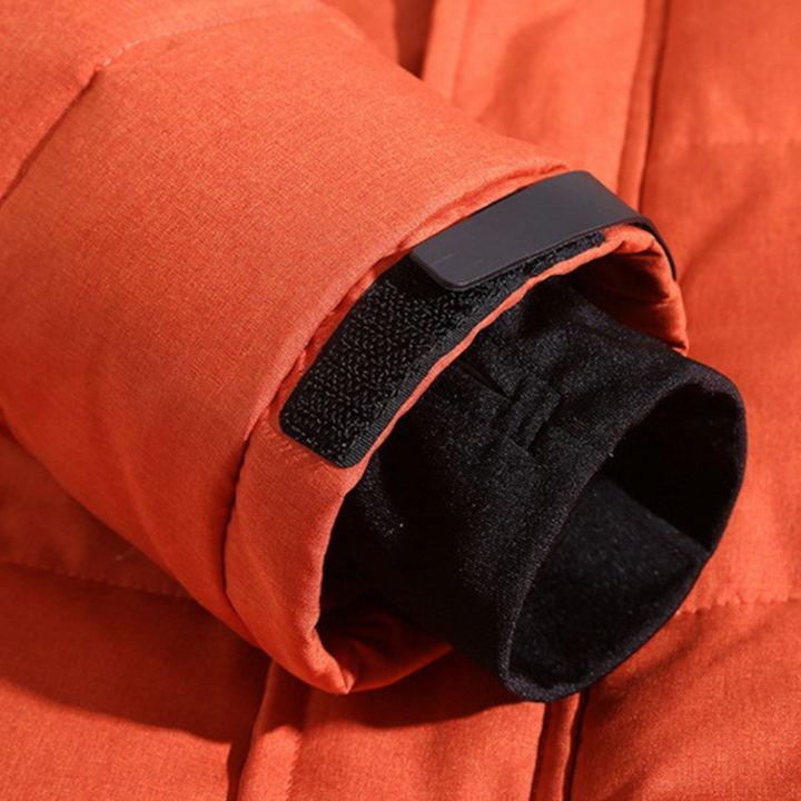 Homme portant une veste d'hiver matelassée, alliant mode, confort et protection du froid.