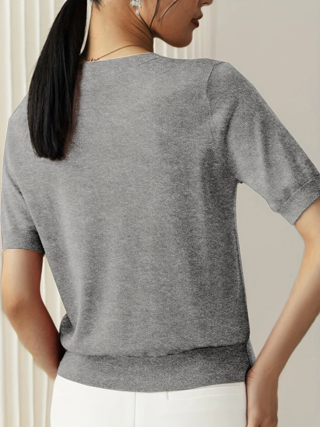 Pull d'été léger pour femme, manches courtes, matière douce, style décontracté et chic au quotidien.