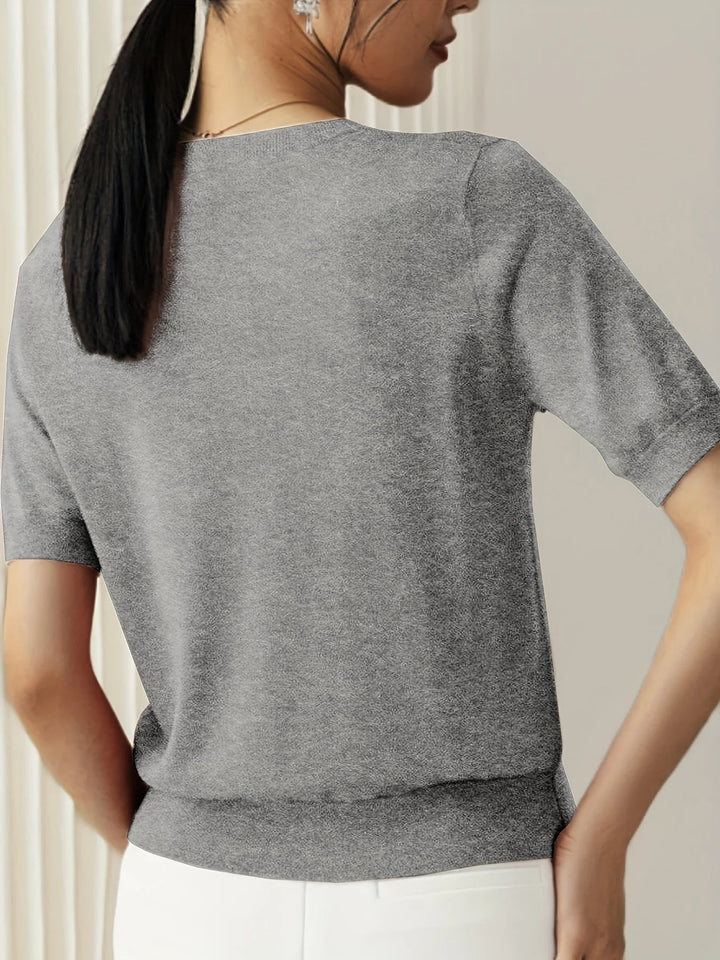 Pull d'été léger pour femme, manches courtes, matière douce, style décontracté et chic au quotidien.