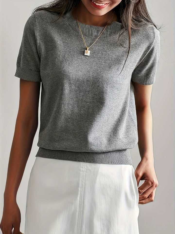 Pull en maille décontracté femme, manches courtes, idéal pour les tenues de printemps-été confortables.