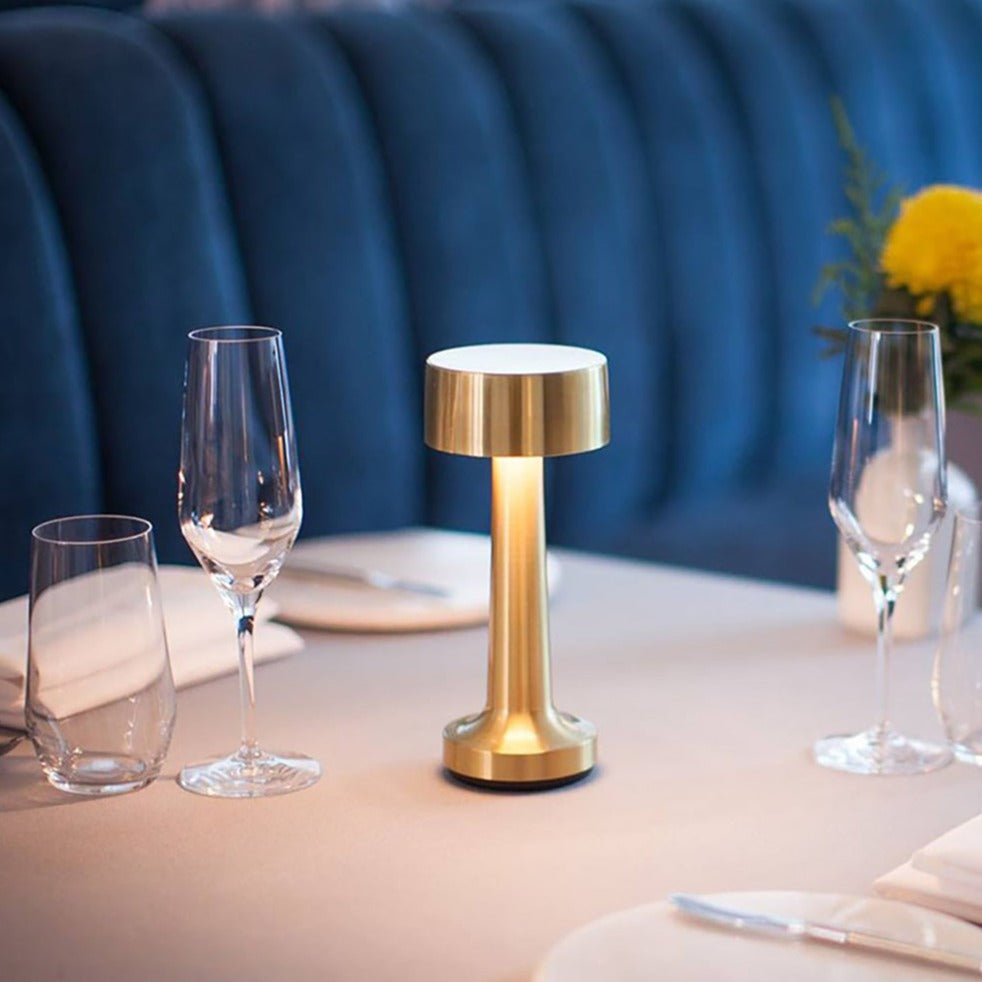 Lampe de table LED dimmable sans fil, design moderne en aluminium, pour intérieur et extérieur.