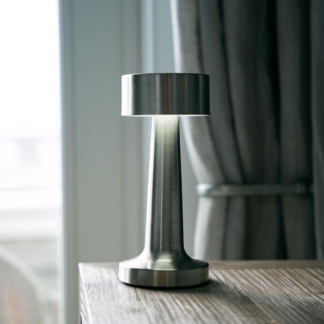 Lampe de table LED rechargeable, lumière chaude, dimmable, crée une ambiance élégante pour café/maison.