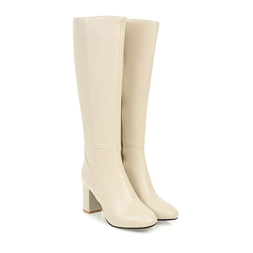 Bottes femme noires en cuir, montantes au genou, avec talon. Chaussures élégantes et confortables pour l'hiver.