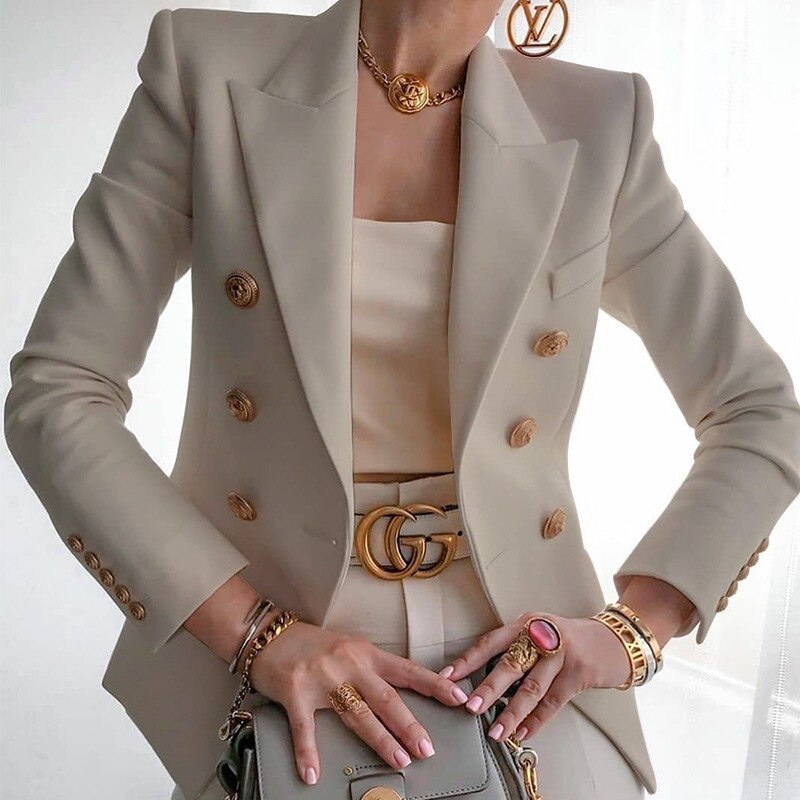 Blazer femme sophistiqué, à la mode, veste chic avec une coupe ajustée pour un style raffiné.