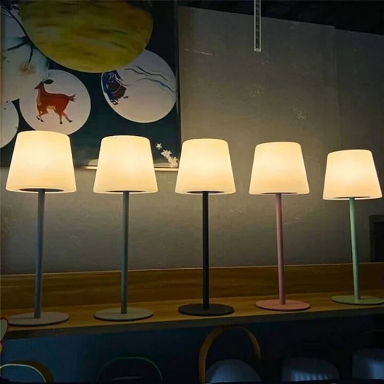 Lampe LED portable et sans fil, design moderne, rechargeable. Idéale pour éclairage d'appoint intérieur/extérieur.