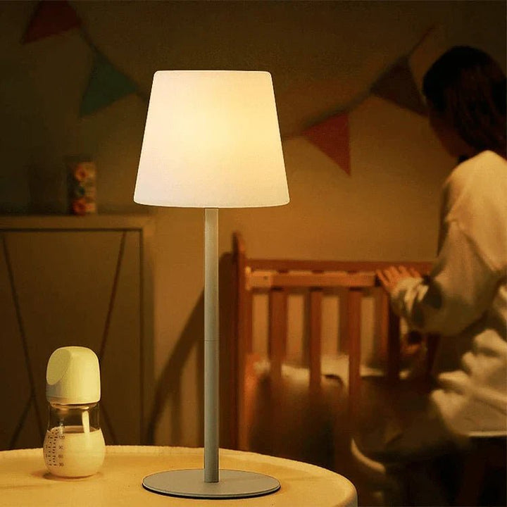 Décoration lumineuse : lampe de table LED design moderne, sans fil, 16 couleurs. Éclairage intérieur/extérieur chic.