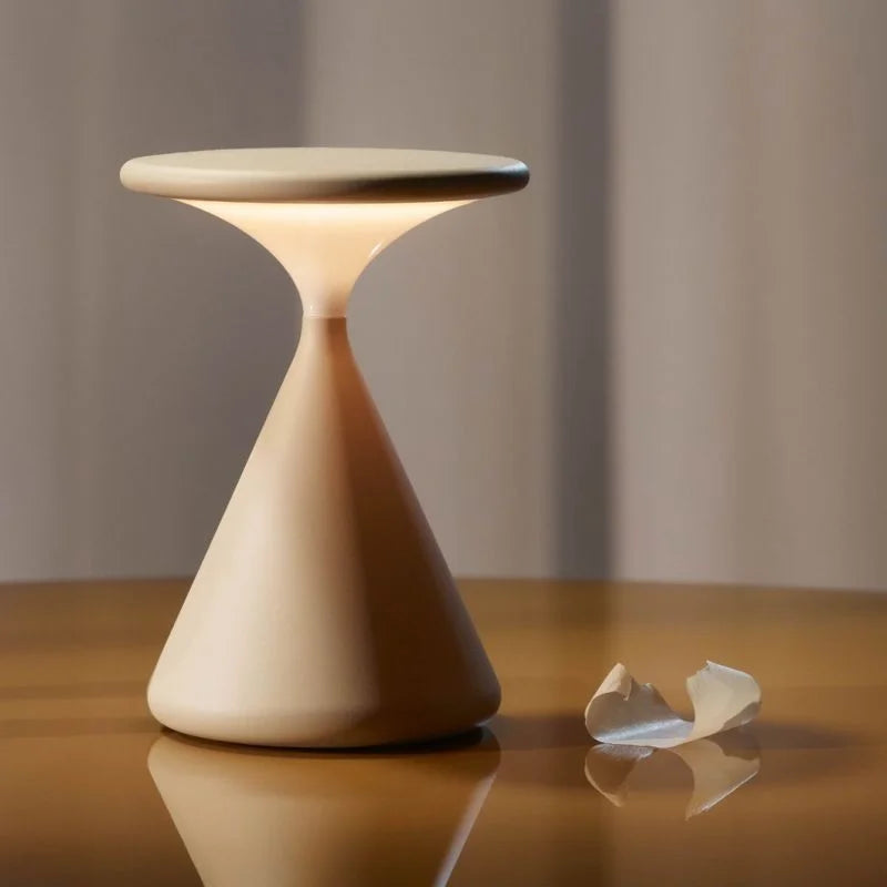 Lampe de table sans fil LED, design sablier. Éclairage d'ambiance rechargeable pour terrasse, balcon ou jardin.
