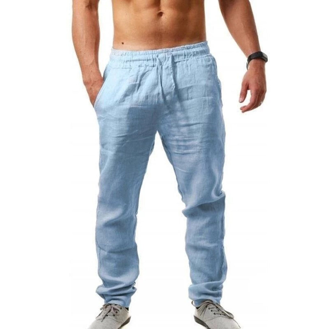 Homme portant un pantalon léger et respirant, look décontracté printemps/été. Confort et style assurés.