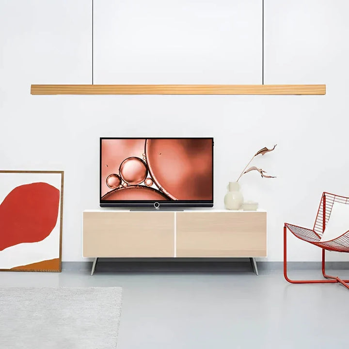 Suspension linéaire Gindo en bois avec éclairage LED dimmable, design moderne et chaleureux.