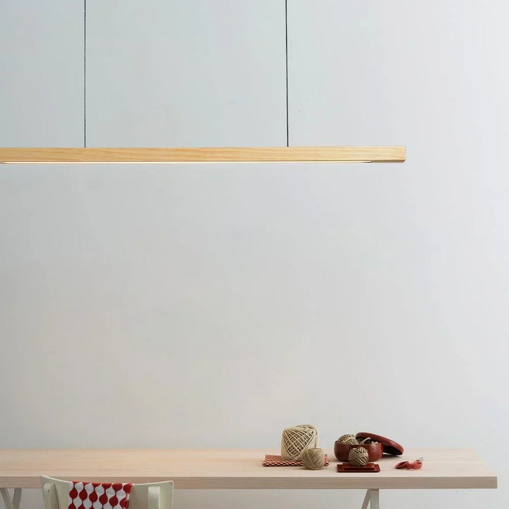 Lampe design bois Gindo, luminaire LED linéaire pour une décoration scandinave épurée et moderne.