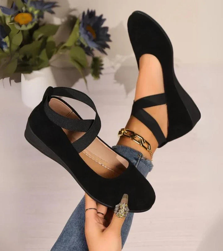 Ballerines compensées noires pour femme à brides élastiques, idéales pour un confort quotidien et un style élégant.