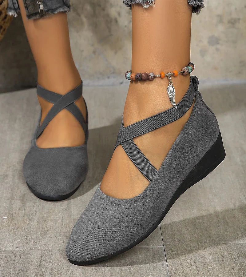 Élégantes ballerines fermées bleu foncé à semelle compensée, parfaites pour un confort durable toute la journée.