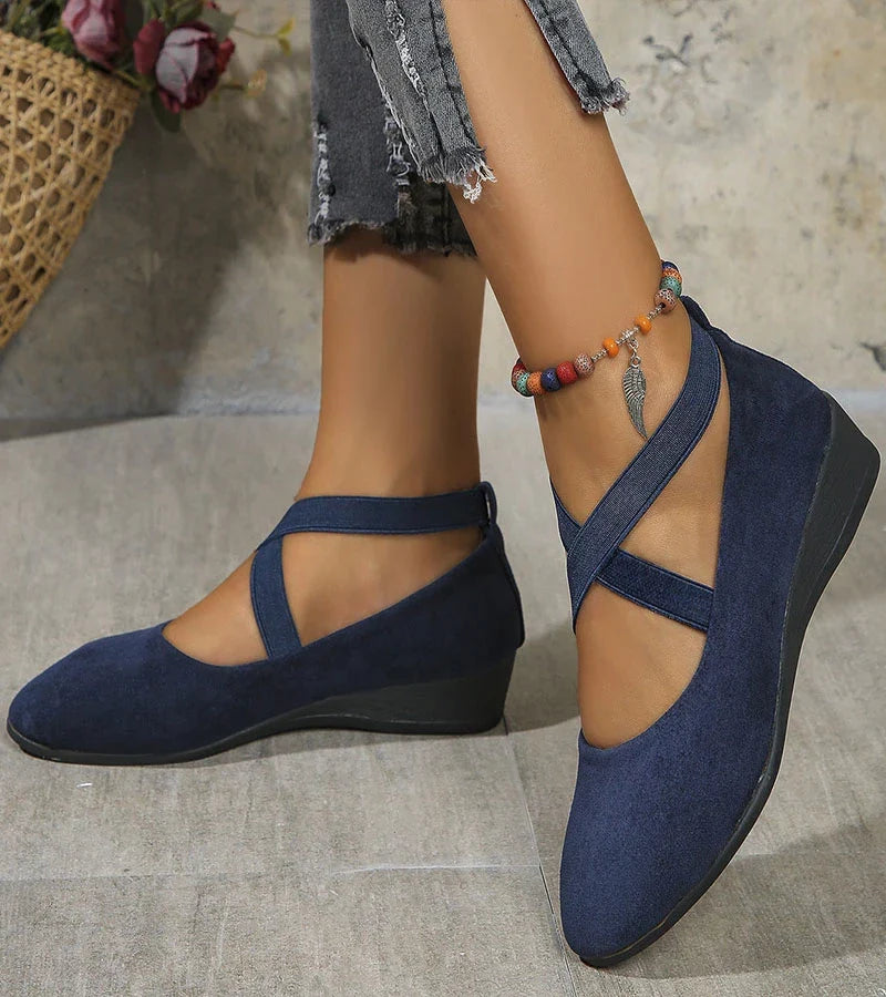 Ballerines slip-on grises à petit talon compensé et brides élastiques, alliant style décontracté et aisance.