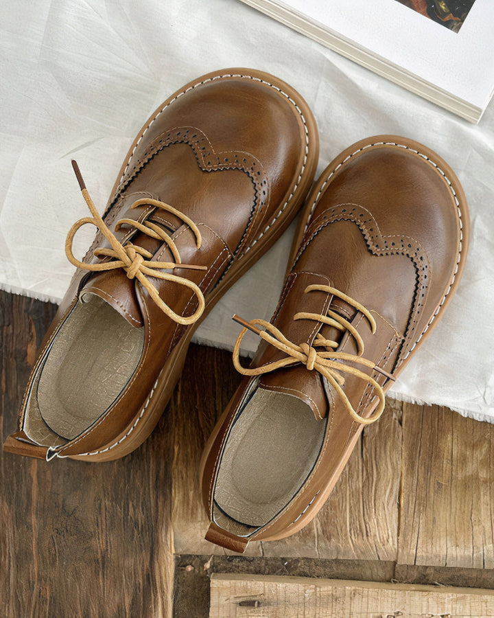 Détail des chaussures Oxford rétro Isadora pour femme. Élégance classique et finitions soignées.
