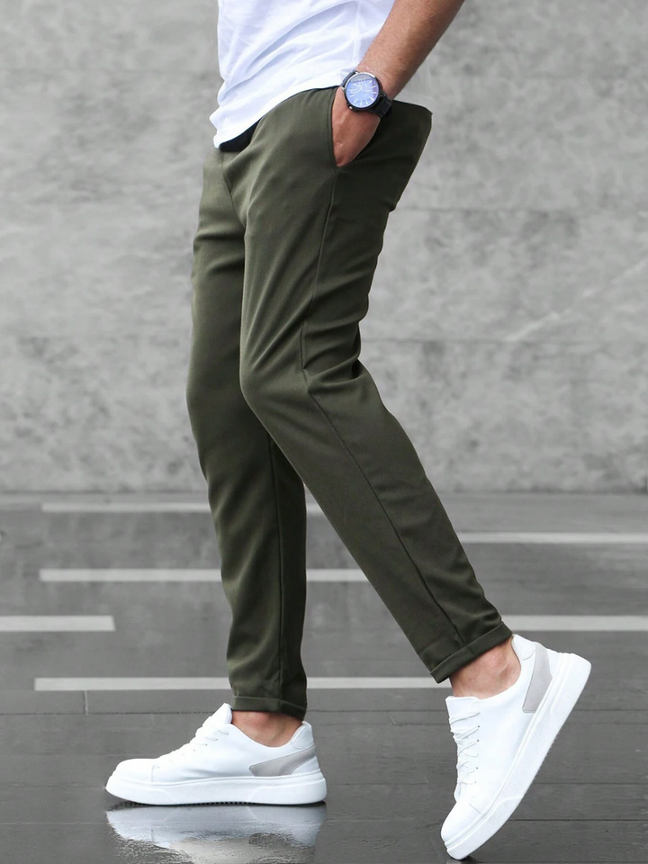 Jogging homme slim fit pour loisirs, pantalon décontracté et moderne, très confortable.