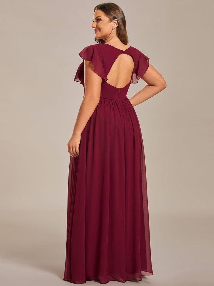 Robe de mariée invitée, longue et fluide, col en V, dos ouvert, pour un look élégant et décontracté.