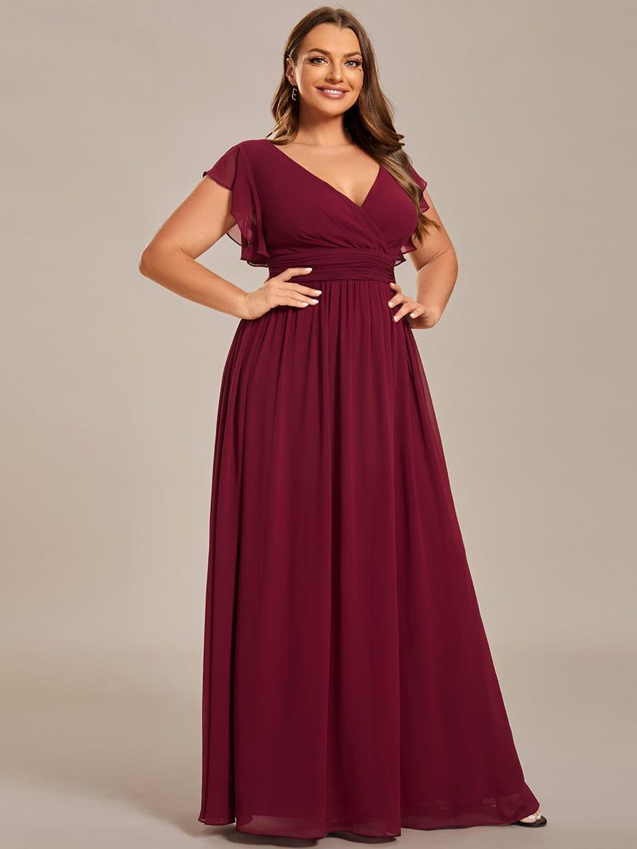 Robe de cérémonie élégante avec col en V, manches courtes, et dos ouvert. Look fluide et estival.