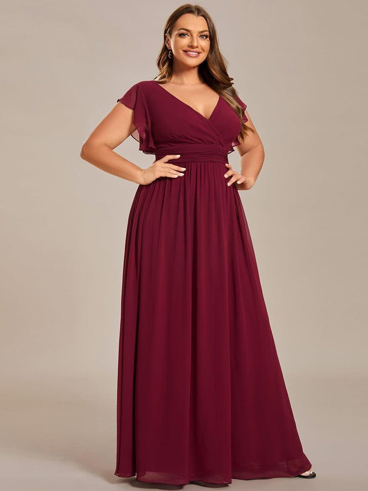 Robe de cérémonie élégante avec col en V, manches courtes, et dos ouvert. Look fluide et estival.