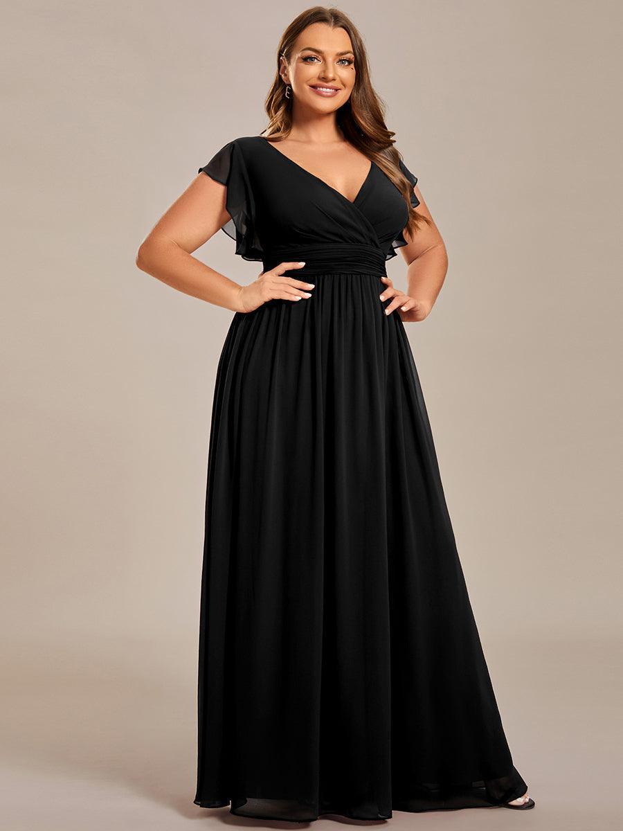 Robe de cérémonie femme, dos ouvert, col en V. Un style fluide pour un mariage printanier.