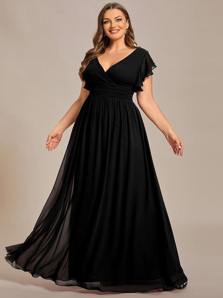 Robe de soirée élégante, dos ouvert, manches courtes. Maxi et fluide pour une fête chic.