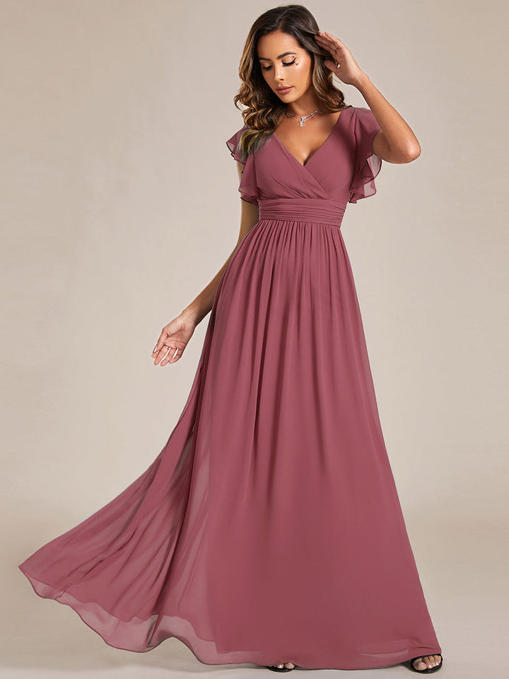 Robe de cérémonie femme, dos ouvert, col en V. Longue et fluide pour un look estival parfait et raffiné.