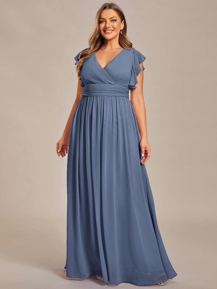 Robe longue élégante, dos ouvert, col en V. Un choix fluide pour les mariages d'été.