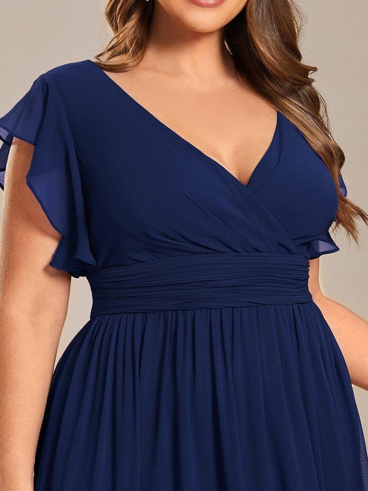 Robe de demoiselle d'honneur fluide, col en V, dos ouvert. Un look maxi pour une élégance naturelle.