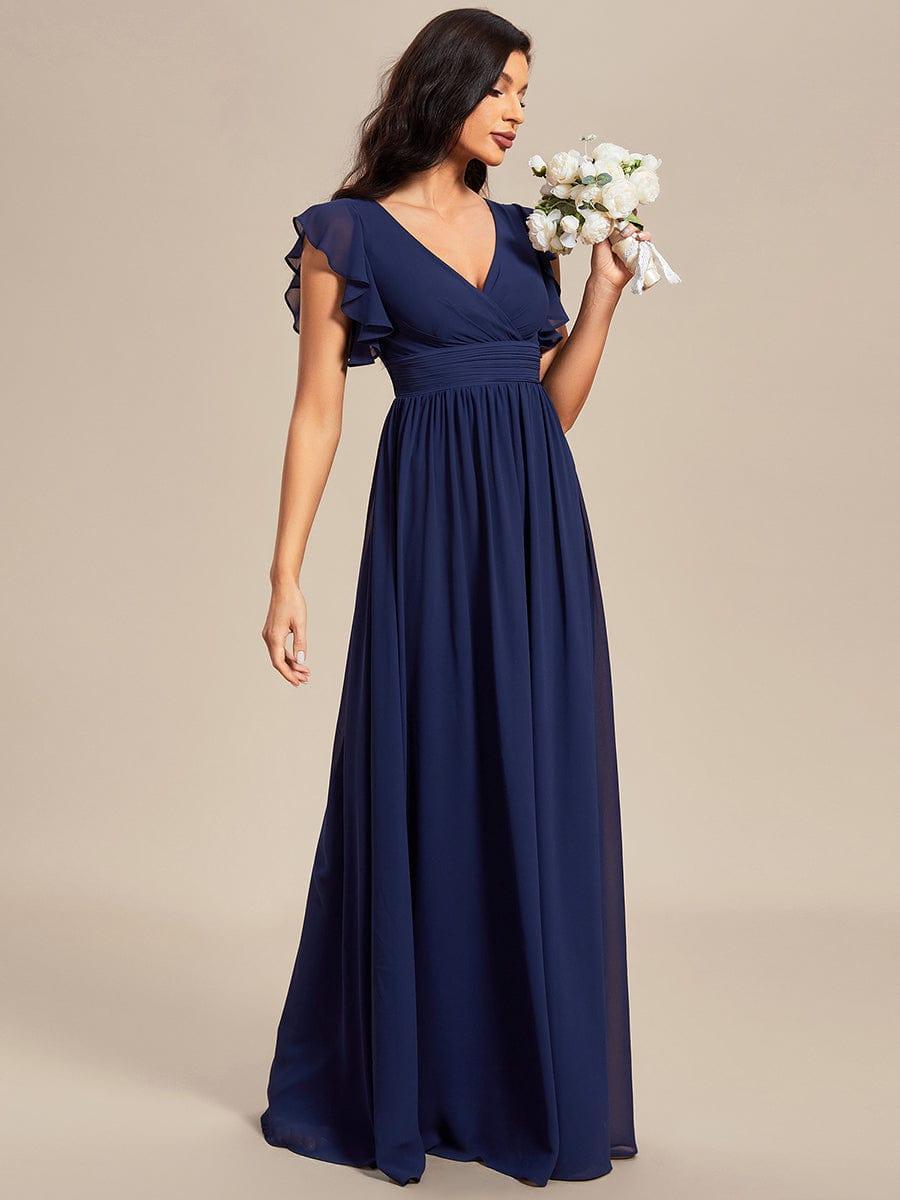 Robe de cérémonie élégante, dos ouvert, col en V. Un style fluide pour le printemps et l'été.