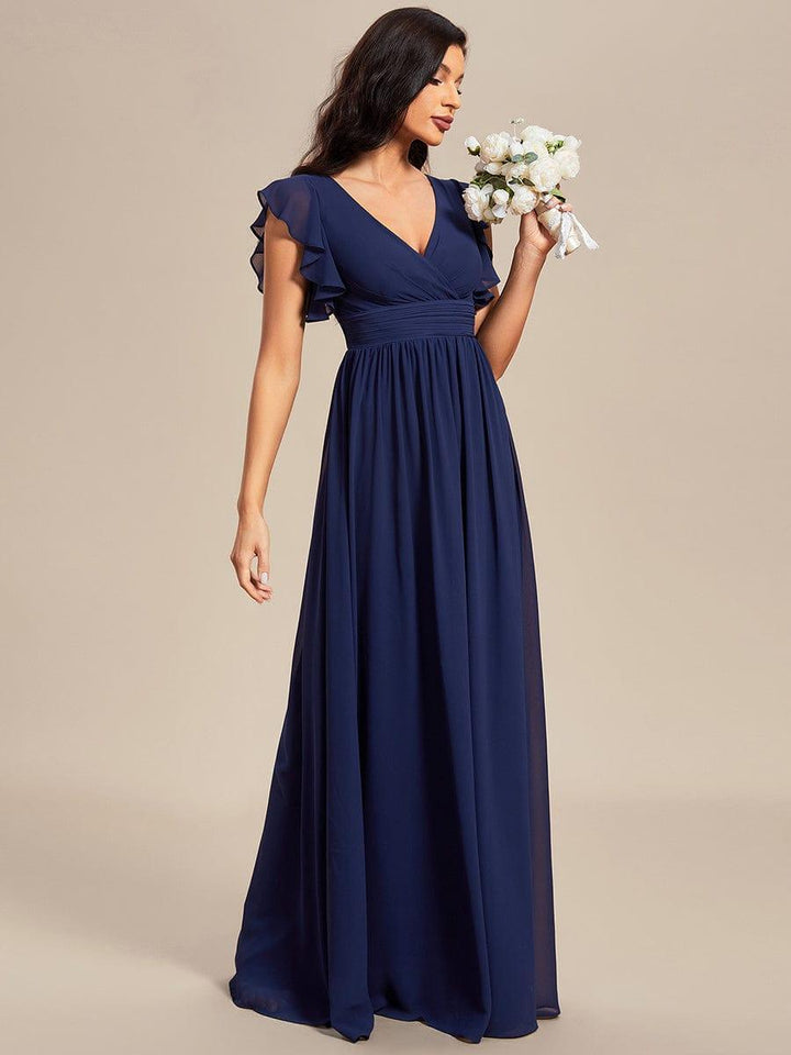 Robe de cérémonie élégante, dos ouvert, col en V. Un style fluide pour le printemps et l'été.