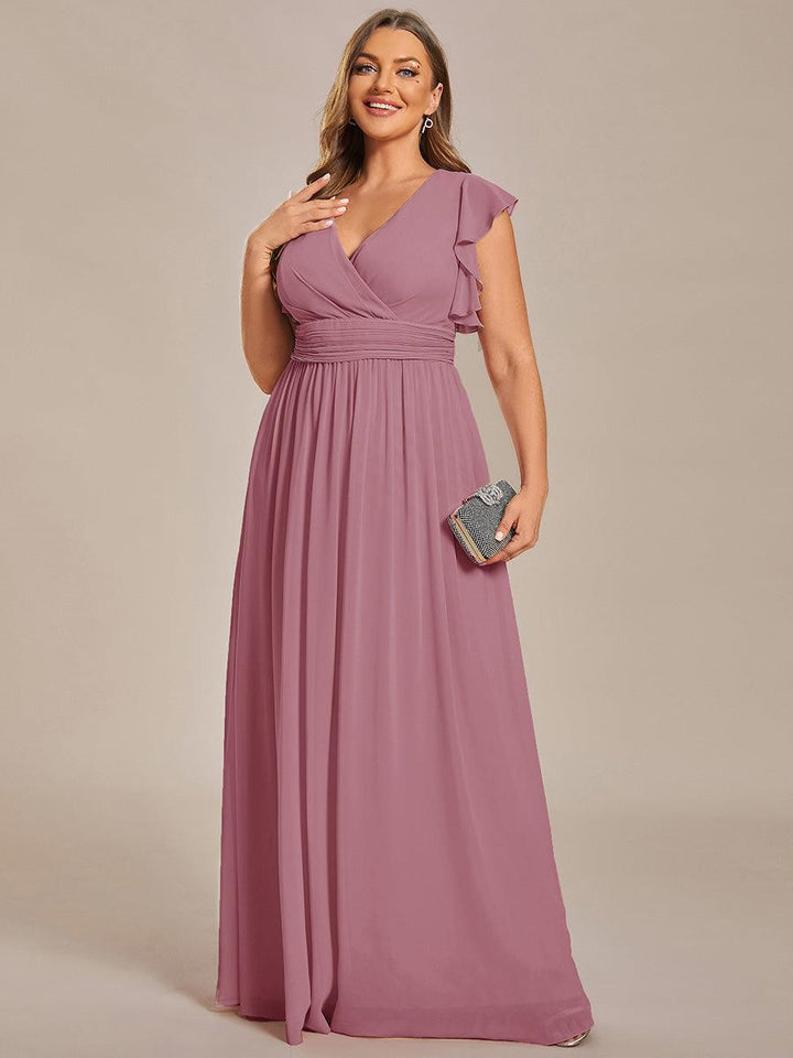Robe de demoiselle d'honneur chic, dos ouvert, fluide. Idéale pour un mariage printanier élégant et moderne.