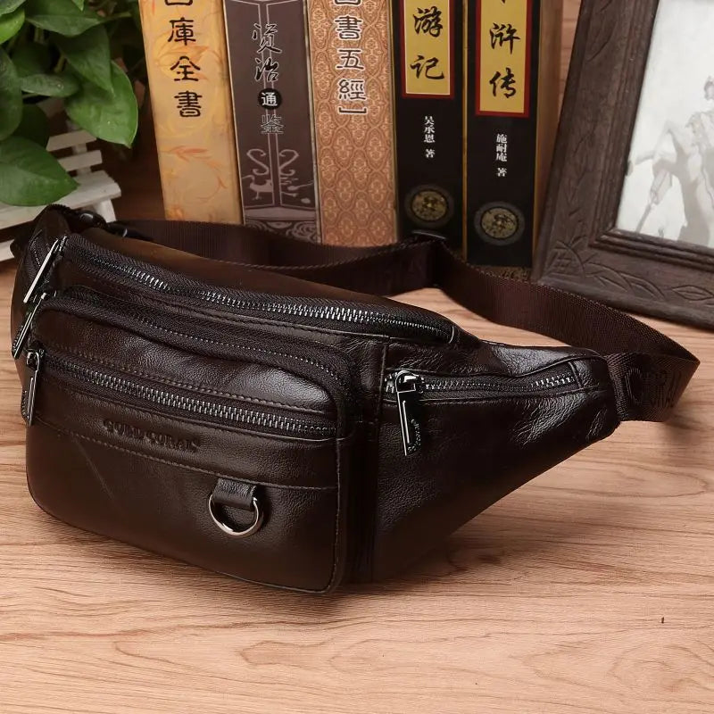 Sac banane homme en cuir véritable noir, porté bandoulière, idéal organisation des essentiels.