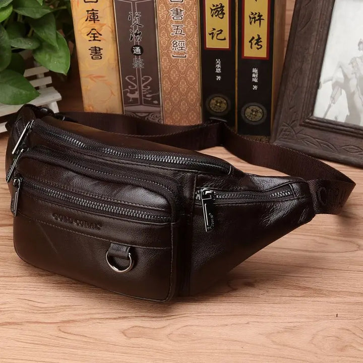 Sac banane homme en cuir véritable noir, porté bandoulière, idéal organisation des essentiels.