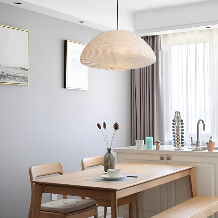 Lampe suspendue moderne minimaliste pour salon, éclairage doux, crée une ambiance chaleureuse.