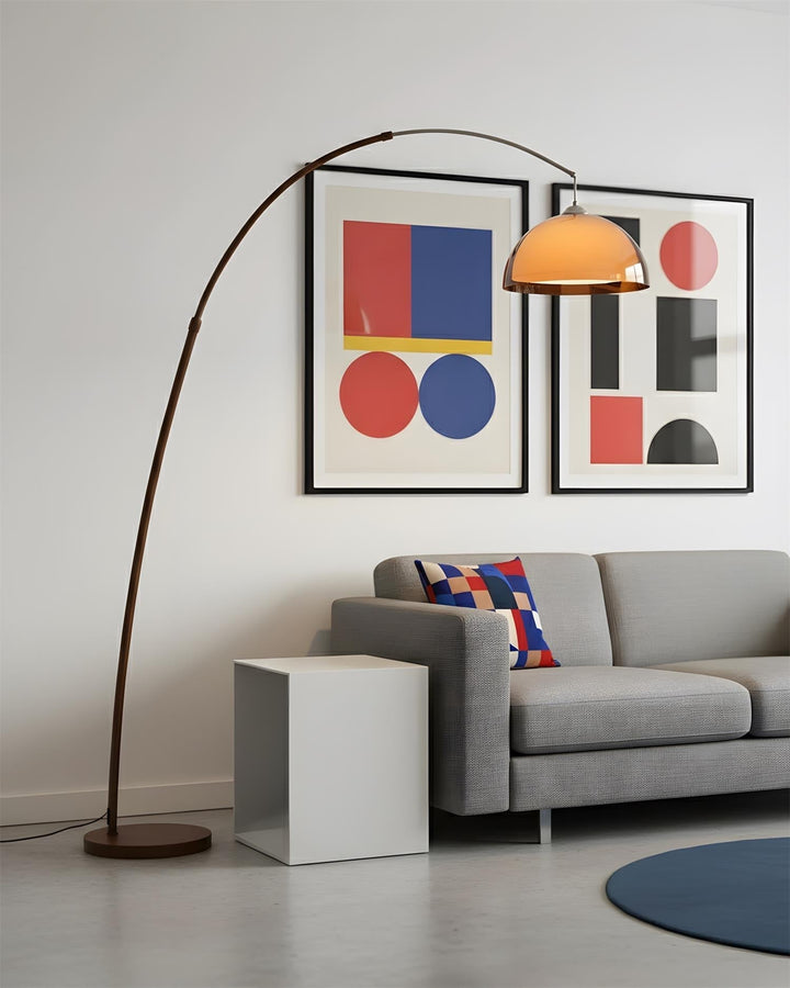Design contemporain du lampadaire arc Ventoro, éclairage doux et décoratif pour un salon moderne.