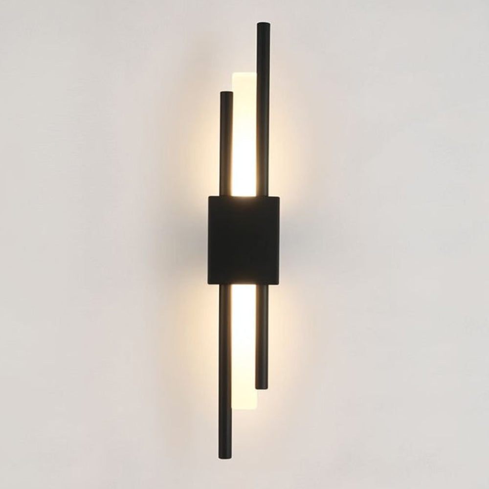 Applique murale LED design noir et or pour salon moderne et élégant.